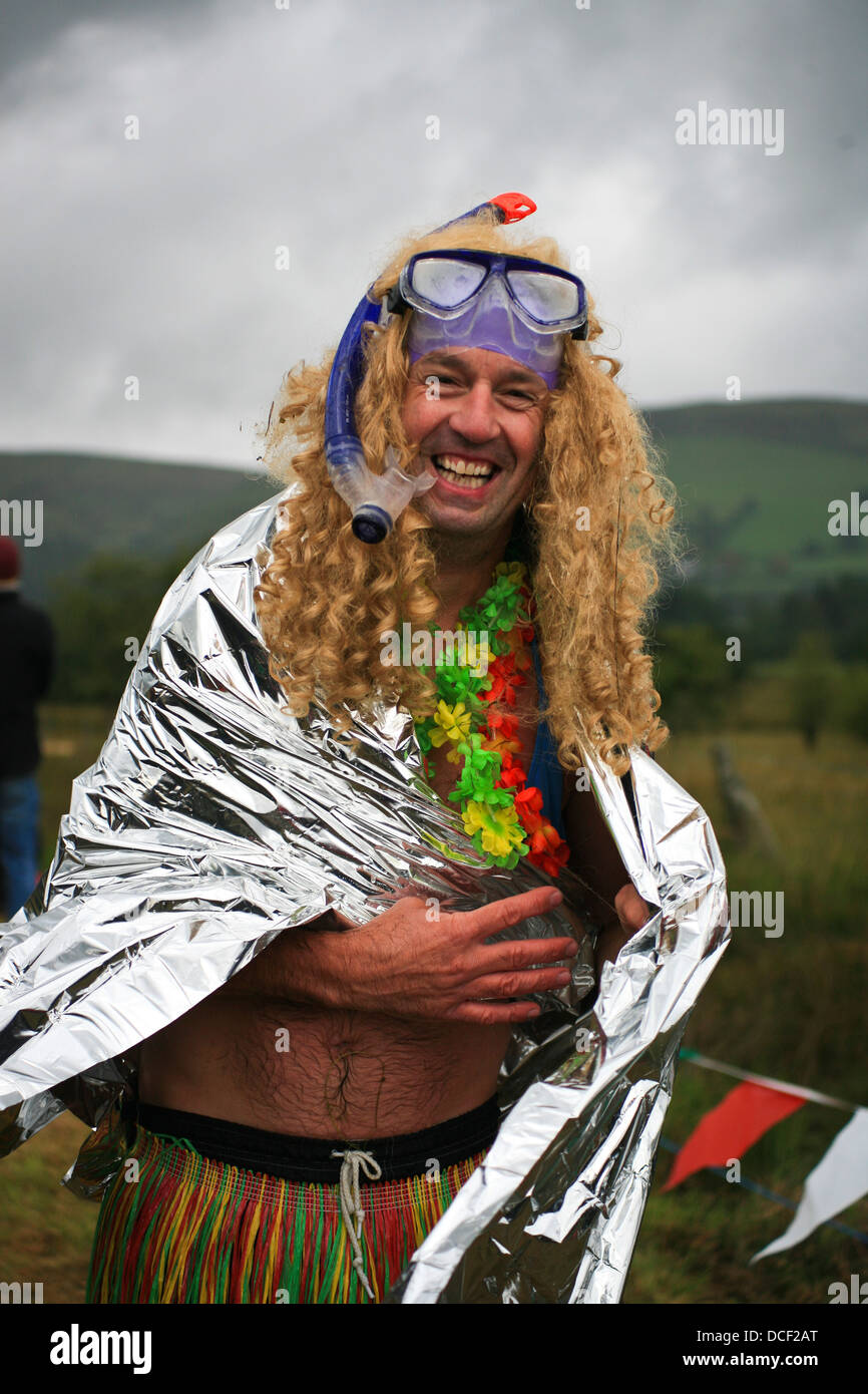 Un homme en robe, vient juste de prendre part à la tourbière-tuba en championnat Waen Rhydd tourbière, Llanwrtyd Wells, Mid Wales. Banque D'Images