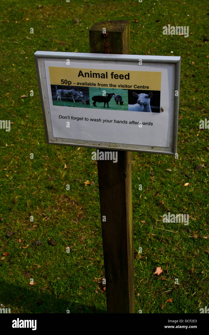 L'alimentation animale 50p signe à country park Banque D'Images