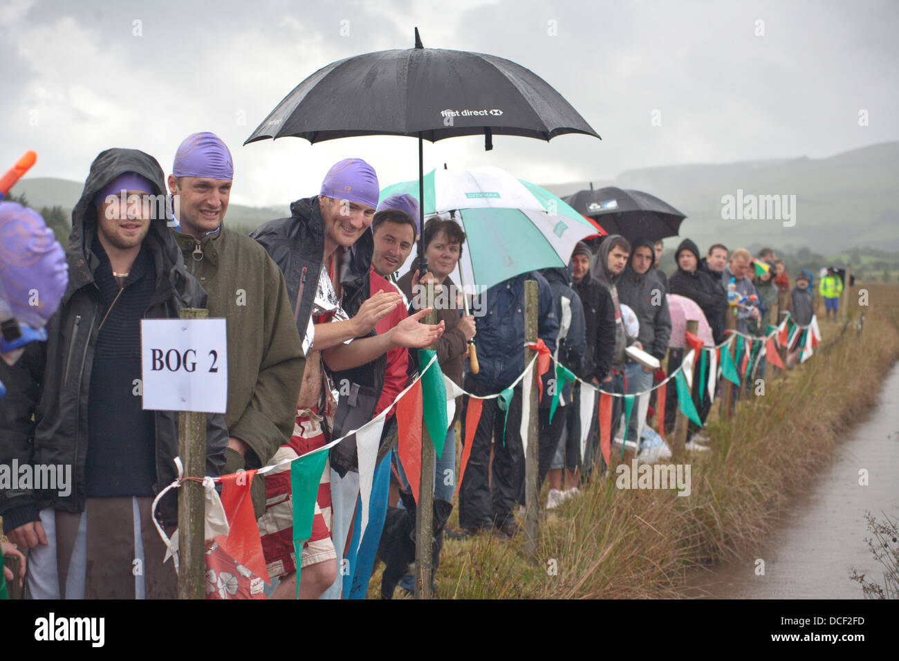 La foule observe le bog-tuba en championnat Waen Rhydd tourbière, Llanwrtyd Wells, Mid Wales. Banque D'Images