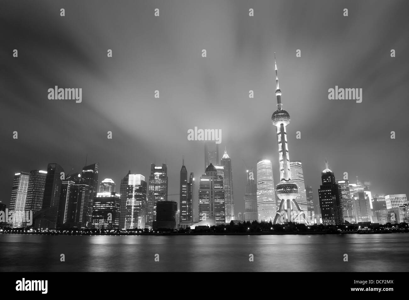Shanghai skyline at night en noir et blanc Banque D'Images