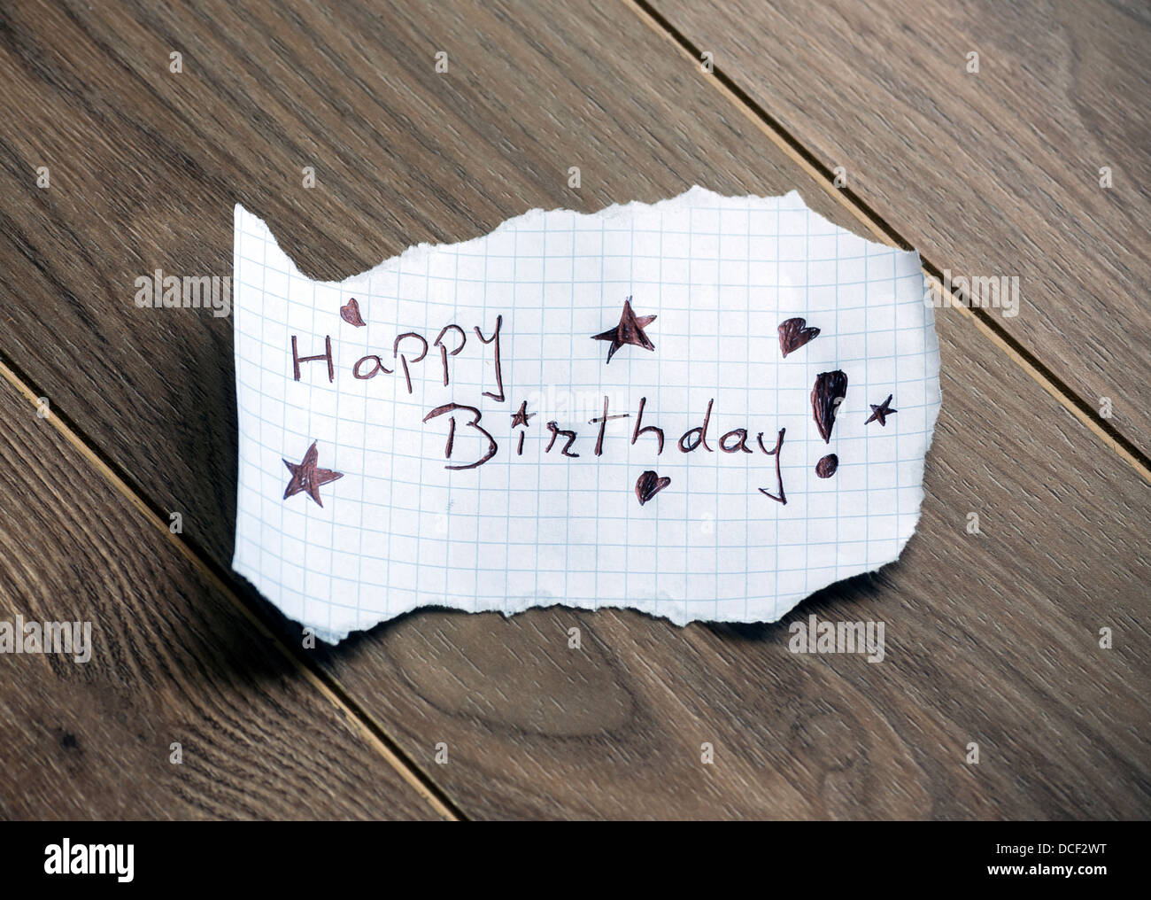 Joyeux anniversaire - texte écrit à la main sur fond de bois Banque D'Images