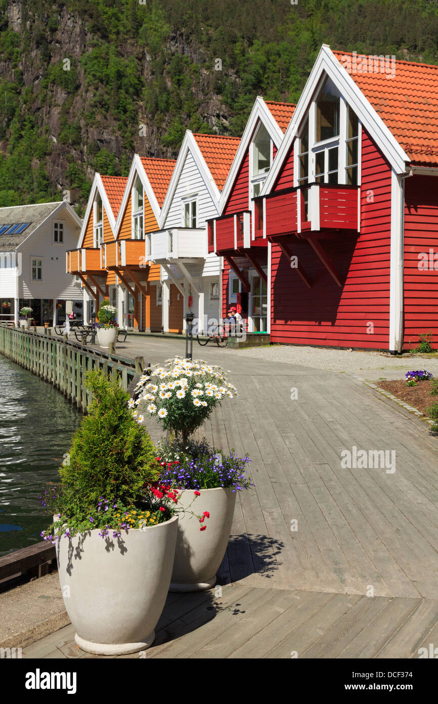 Maisons en bois coloré le long du front de village à la fin de l'Mofjorden. Mo, Modalen, Hordaland, Norvège, Scandinavie Banque D'Images
