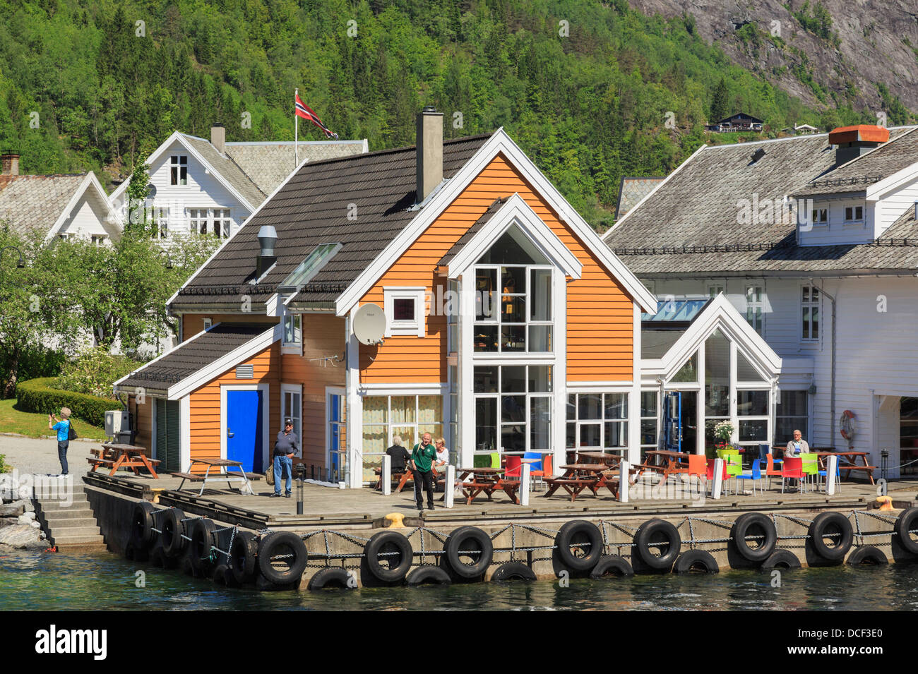 Mobryggja café en bois coloré dans immeuble sur quai du port à la fin de l'Mofjorden fjord. Mo, Modalen, Hordaland, Norvège Banque D'Images
