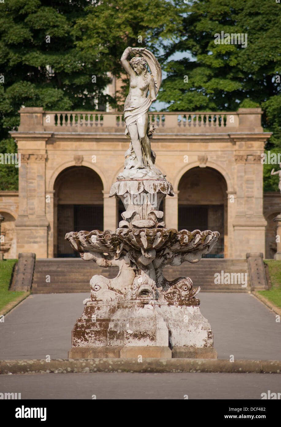 Fontaine centrale et pavilion à Francis crossley dans peoples park Halifax Banque D'Images