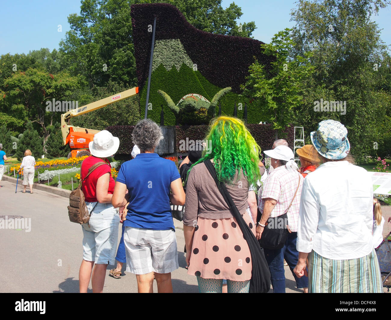 Divers les touristes à Montréal, fille aux cheveux verts Banque D'Images