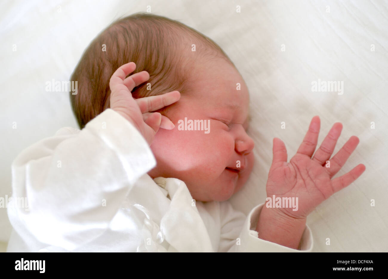 Sleeping newborn baby girl Banque D'Images