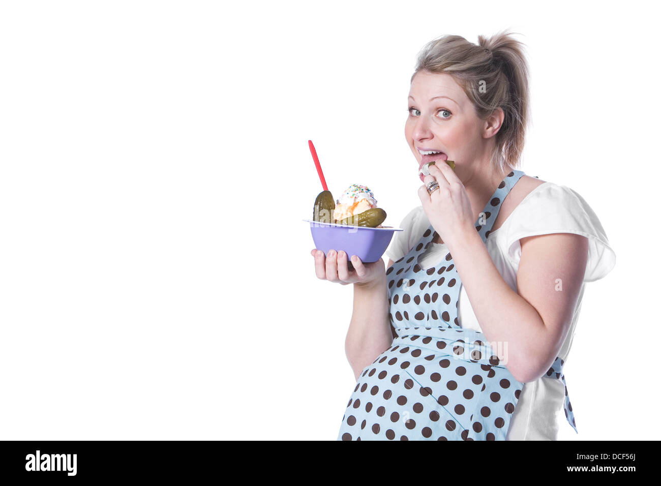 Femme enceinte avec la crème glacée et des cornichons Photo Stock - Alamy