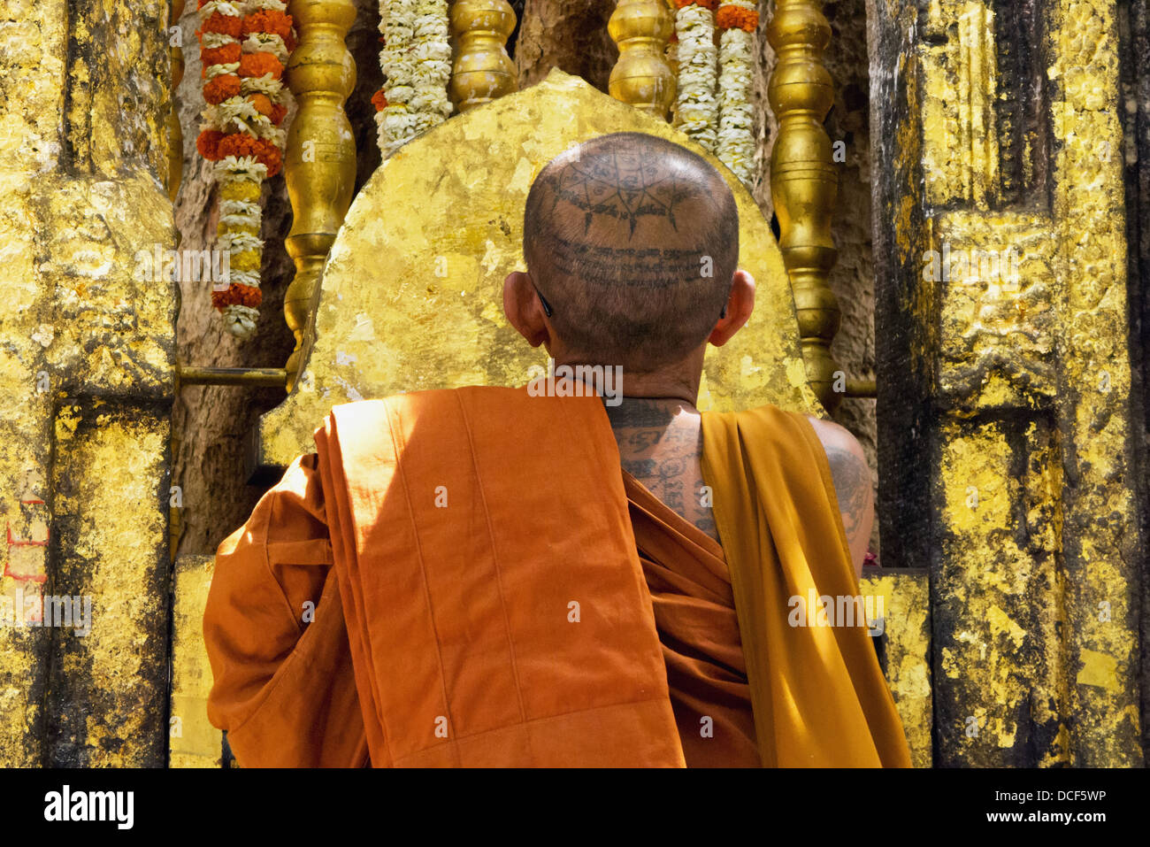 L'Inde, le Bihar, Bodhgaya, moine thaïlandais prie au temple Mahabodhi où Bouddha atteint l'illumination sous l'arbre Bodhi Banque D'Images