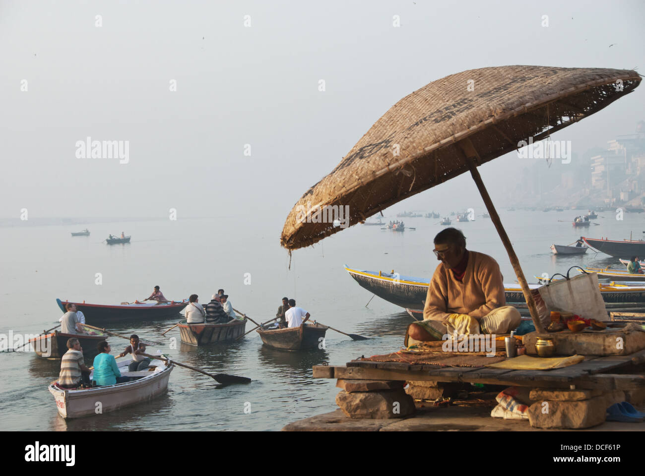 L'Inde, le Bihar, Bodhgaya, prêtre se situe sous un parapluie sur les ghats de Varanasi Banque D'Images