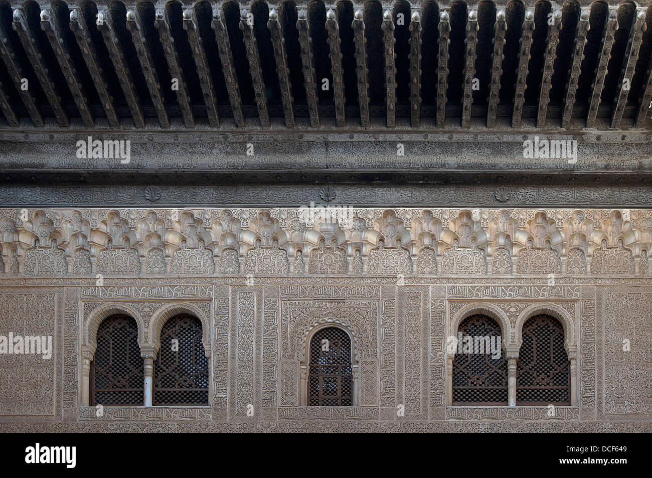 Afficher des fenêtres, les colonnes, les stucs et le plafond en bois dans la région de Palais Nasrides de l'Alhambra de Grenade, Andalousie, espagne. Banque D'Images