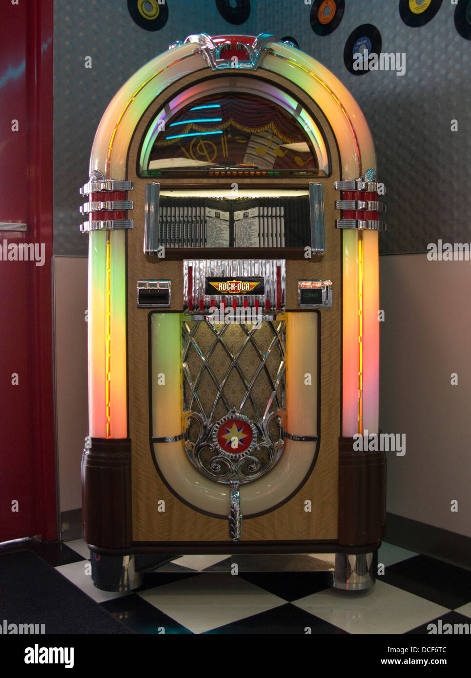 ROCK OLA BUBBLER JUKEBOX (©ANTIQUE APPAREIL CO 1977) ARNOLDS CLASSIC DINER RAPID CITY SOUTH DAKOTA USA Banque D'Images