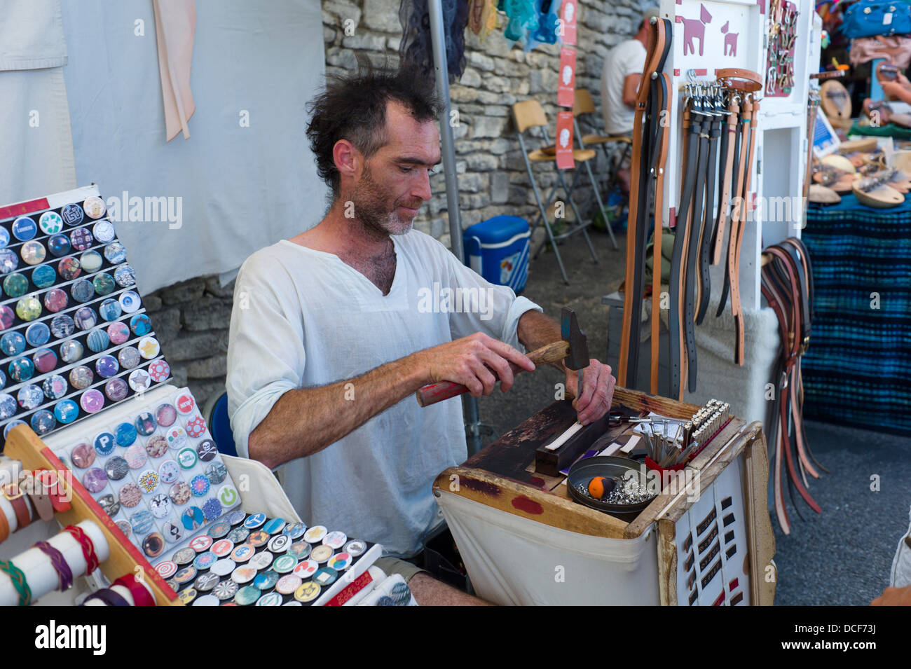 Le marché artisan en cuir bracelets gaufrage à Bonnieux avec le nom des acheteurs Banque D'Images