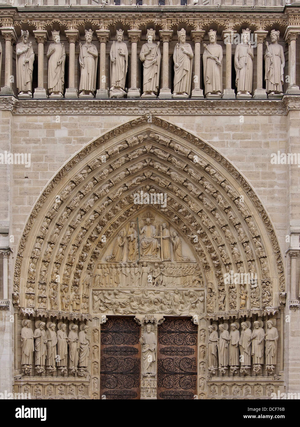 "Le jugement dernier", et une partie de la "galerie des Rois', centre et porte principale de la Cathédrale Notre Dame de Paris, 13e siècle Banque D'Images
