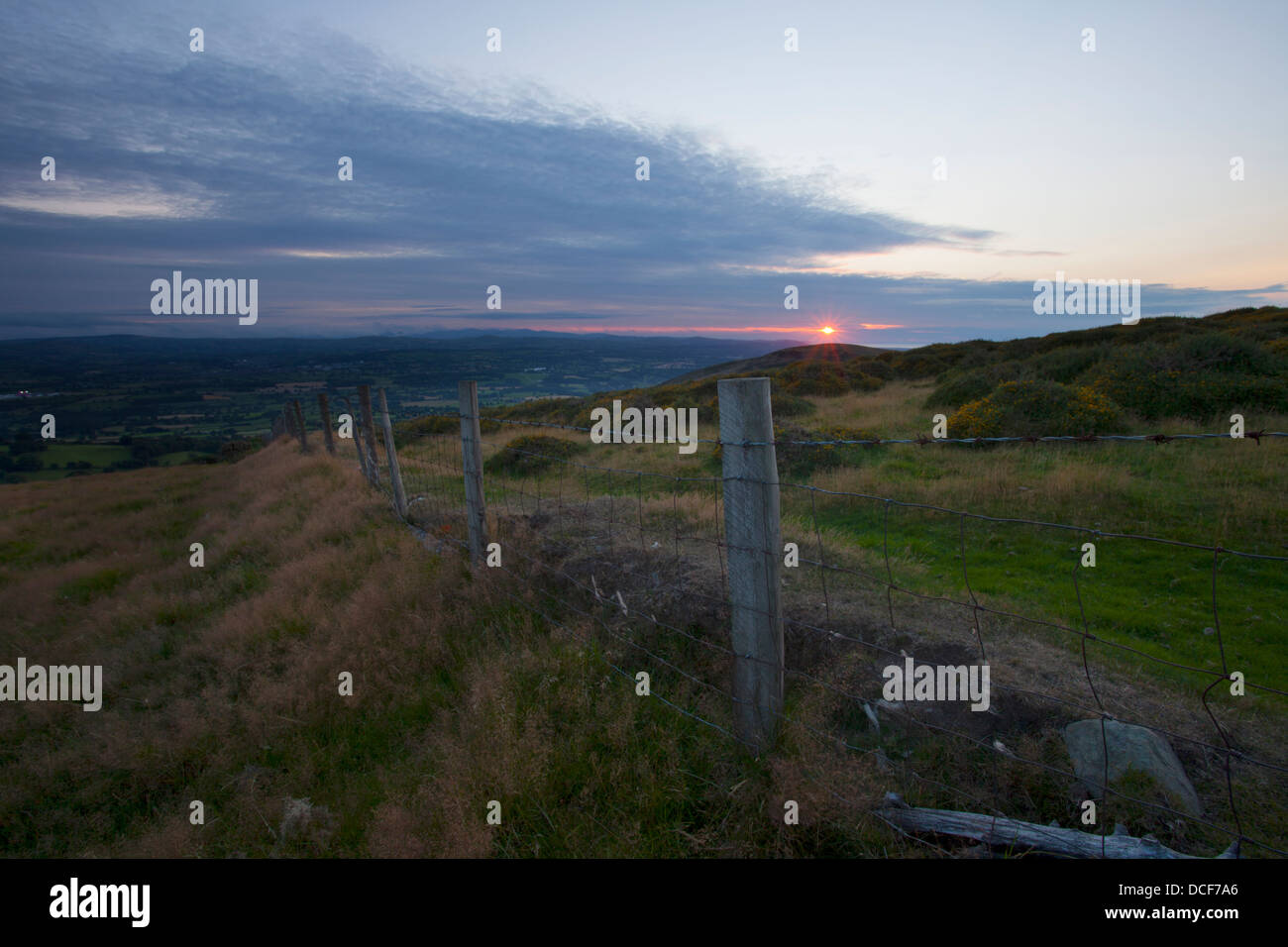 Coucher de soleil sur la vallée de Clwyd du hllside de Moel y Parc dans la gamme Clwydian sur le Rhône de la cuisinière. Banque D'Images
