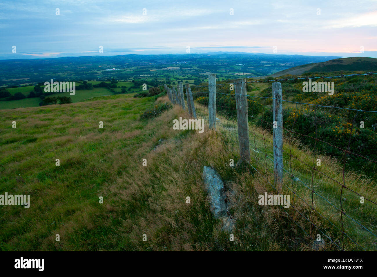 Coucher de soleil sur la vallée de Clwyd du hllside de Moel y Parc dans la gamme Clwydian sur le Rhône de la cuisinière. Banque D'Images