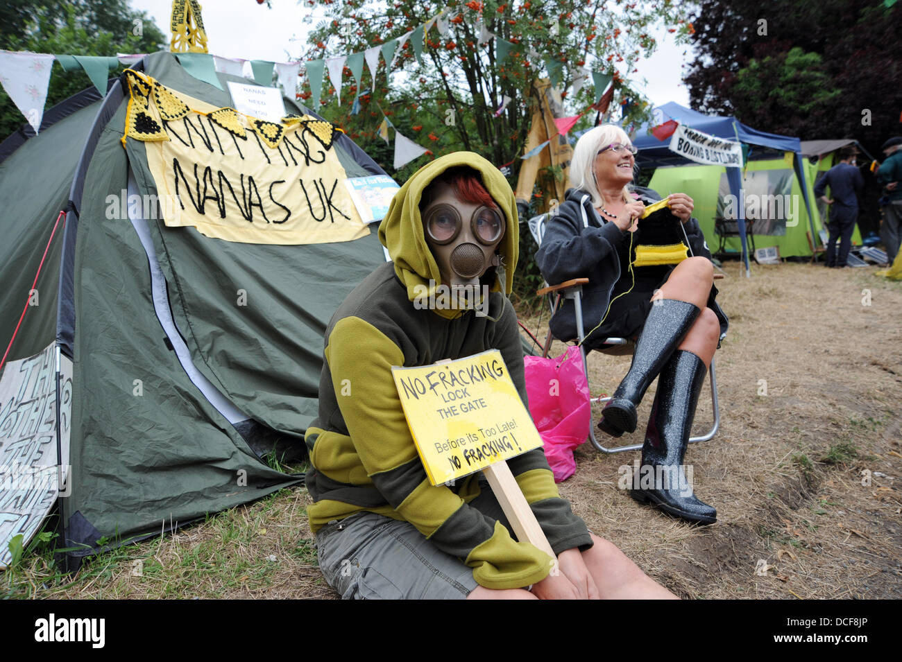 Balcombe Sussex UK 16 Août 2013 - Les manifestants se rassemblent à la fracturation Cuadrilla site dans le West Sussex village de Balcombe où l'entreprise sont l'exécution de forages d'exploration . Des milliers de manifestants devraient rejoindre la protestation sur le prochain week-end Photo prise par Simon Dack Crédit : Simon Dack/Alamy Live News Banque D'Images