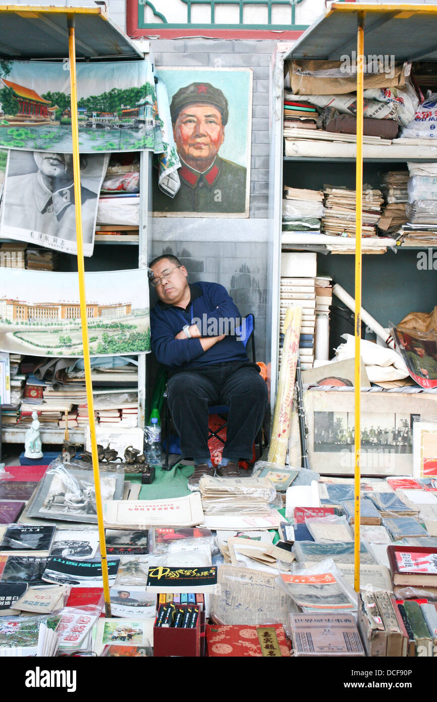 L'homme vente de livres au marché aux puces de Panjiayuan, Beijing, Chine. Banque D'Images