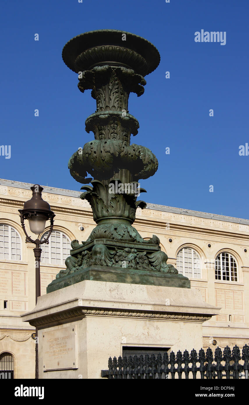 Ornement de bronze près du Panthéon de Paris (à gauche de la place du monument). La plaque indique : Ancienne église Ste Genevieve. B Banque D'Images
