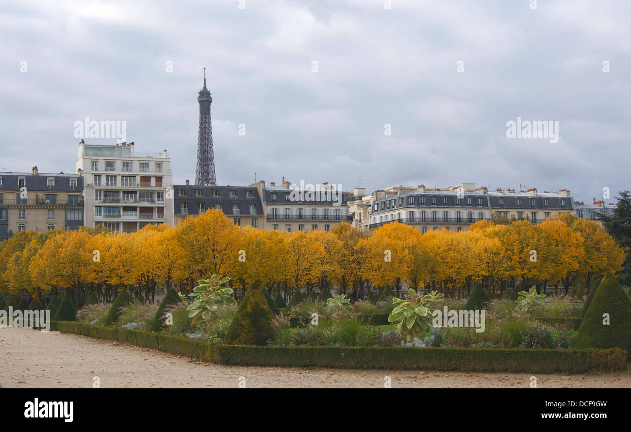 Couleurs d'automne - boulevard de La Tour Maubourg, des Invalides, de la tour Eiffel en arrière-plan Banque D'Images