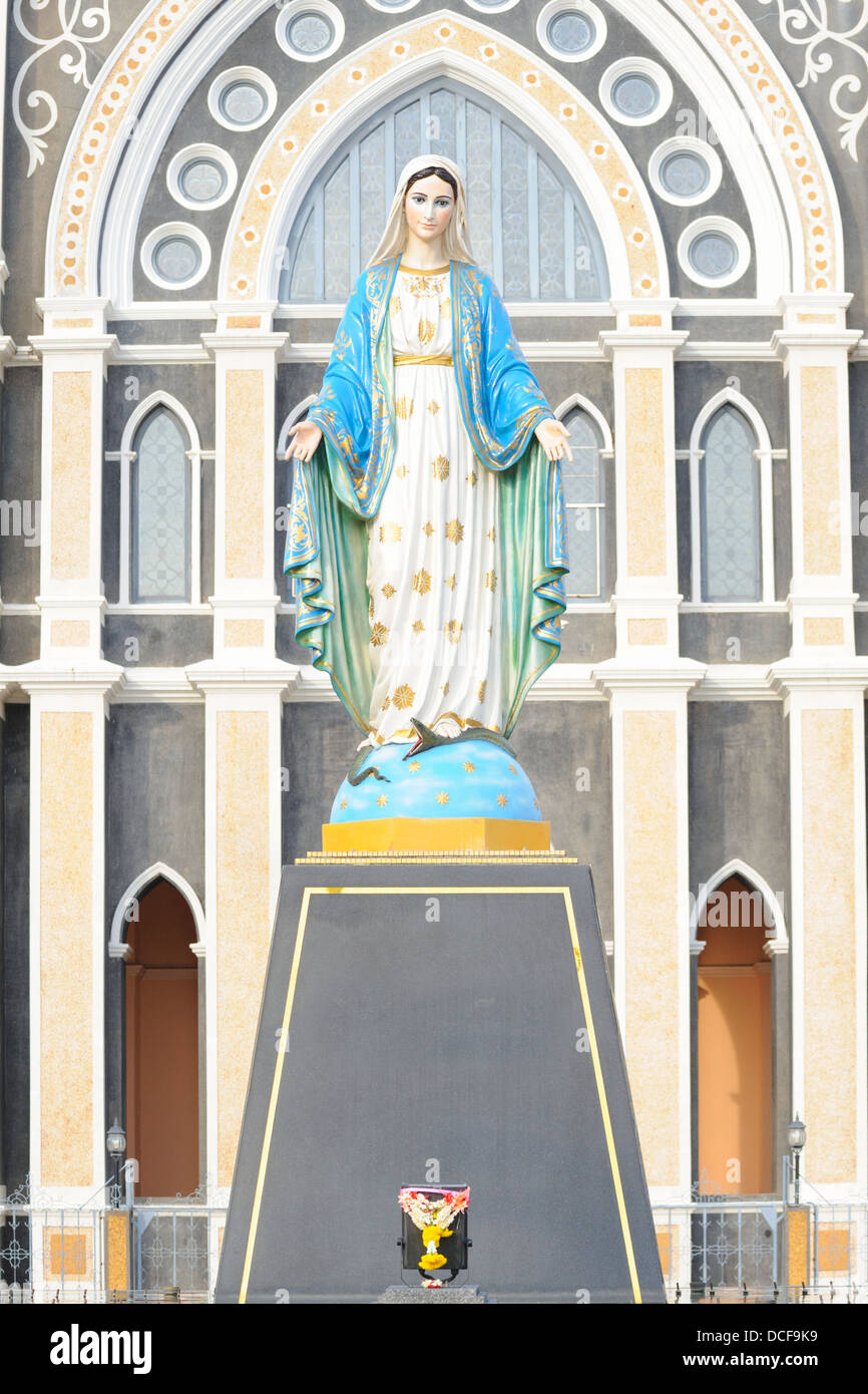 Vierge Marie statue en l'Église Catholique Romaine place la conviction de Chanthaburi, Thailande. communautaires Banque D'Images