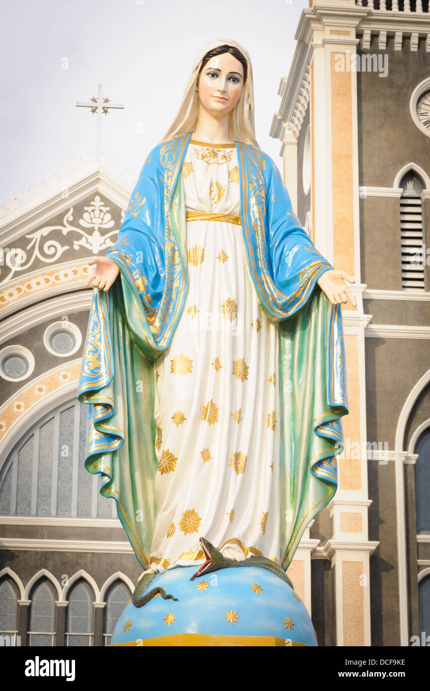 Vierge Marie statue en l'Église Catholique Romaine place la conviction de Chanthaburi, Thailande. communautaires Banque D'Images