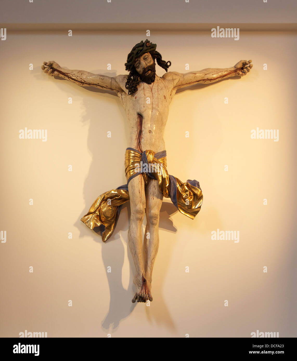 Une crucifixion, de l'église de Kežmarok en Slovaquie. La chaux (arbre). La polychromie. 1510-1520. Exposition spéciale de trésors slovaque je Banque D'Images