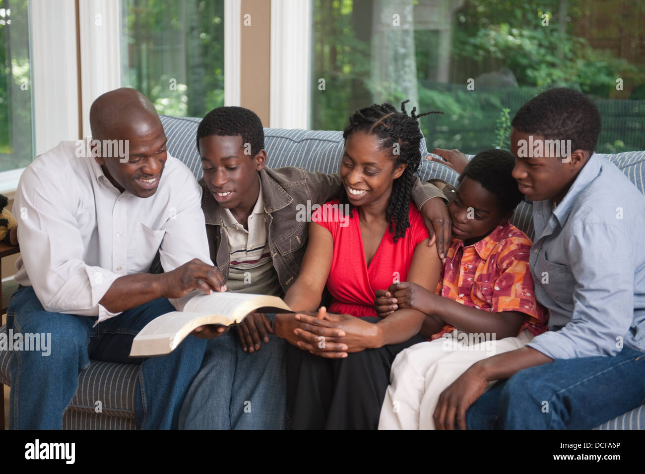 Family reading bible Banque de photographies et d’images à haute