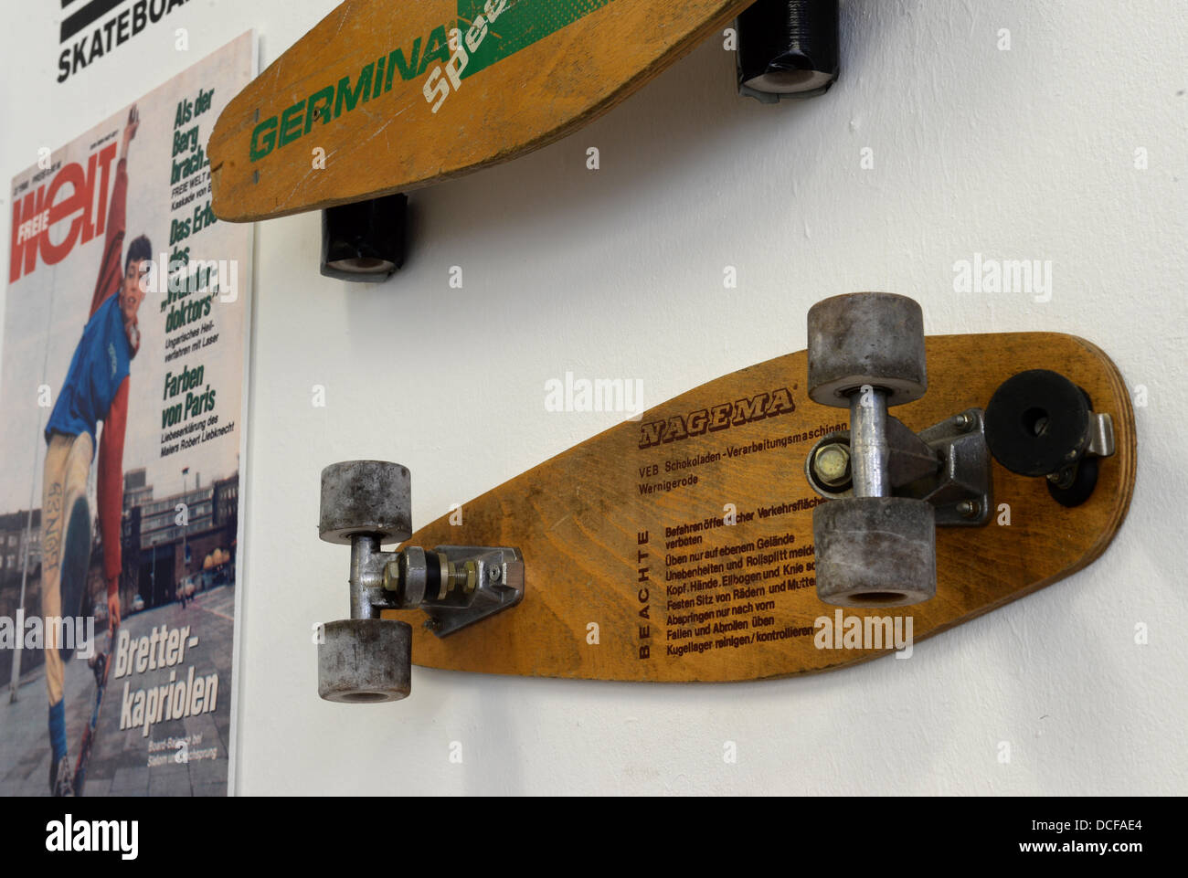 De nombreuses réglementations et une plaquette de frein sont vus sur une  planche à roulettes de la RDA pendant la construction des oeuvres d'une  exposition de planche à roulettes au Stattbad à