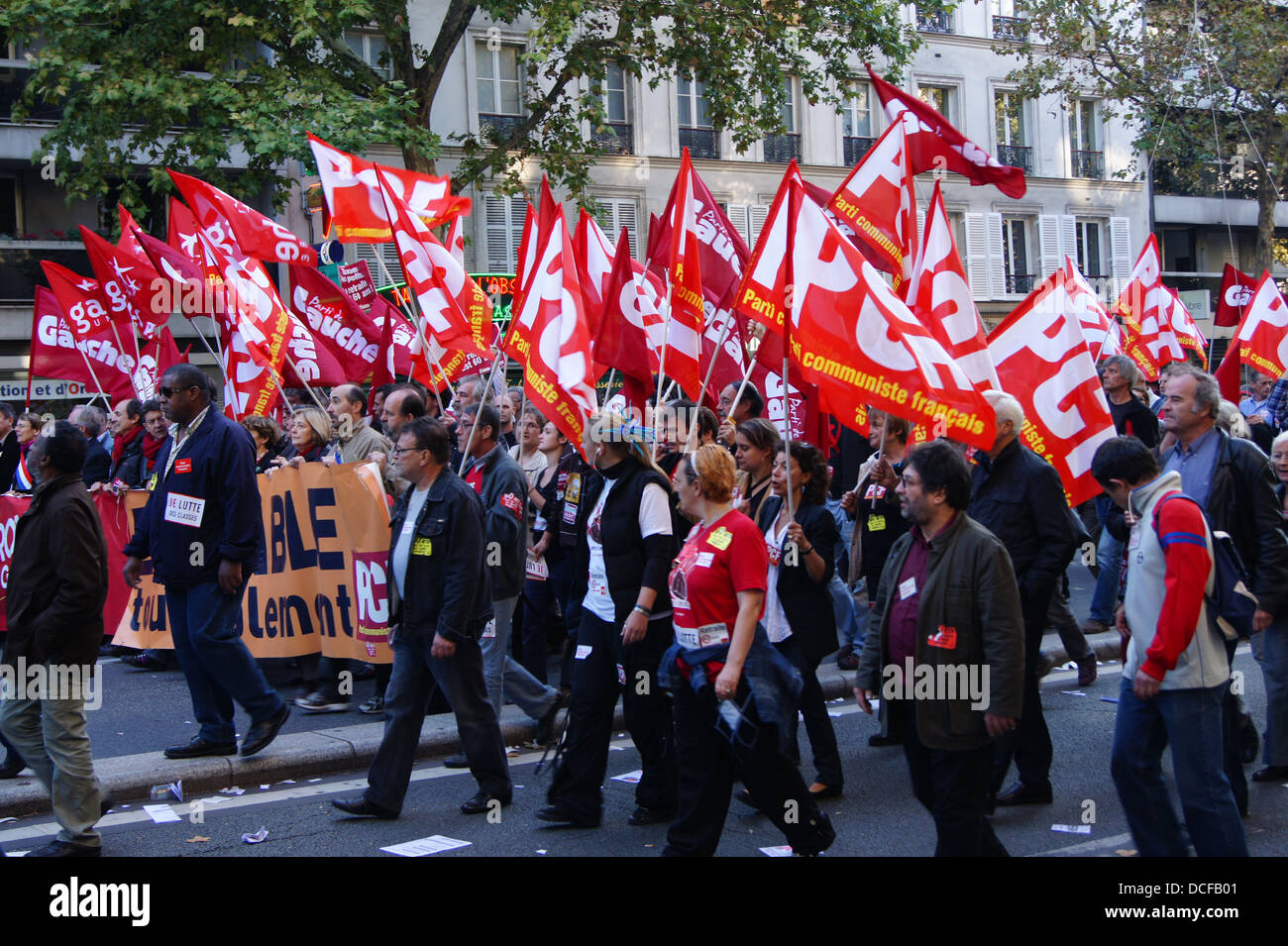 Le Front de gauche (Parti communiste français (groupe  + parti de gauche) à la manifestation parisienne du 12 oct. 2010, contre t Banque D'Images