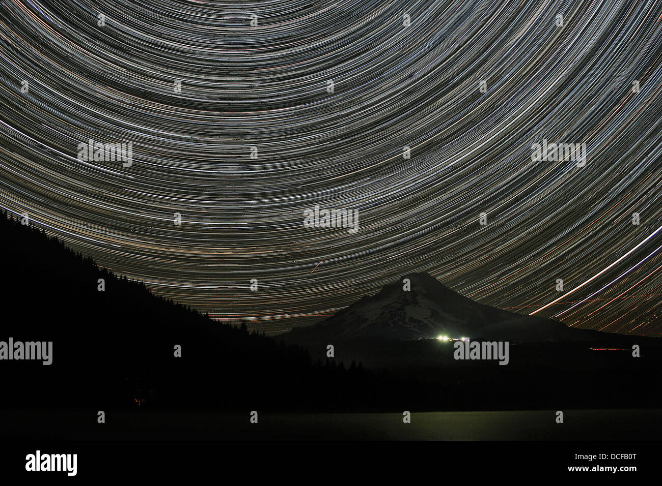 Star Trails sur le mont Hood au Trillium Lake Oregon avec météores des Perséides Banque D'Images