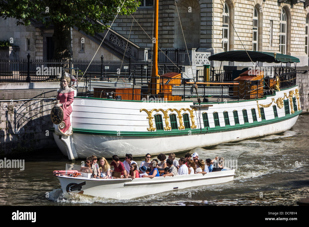 Les touristes en bateau-mouche sur la rivière Lys Lys / à la recherche à la barge, un bateau tiré par des historiques de Gand, Belgique Banque D'Images