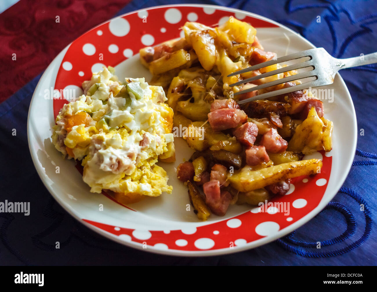 Petit-déjeuner copieux, l'accent sur le premier plan. Banque D'Images