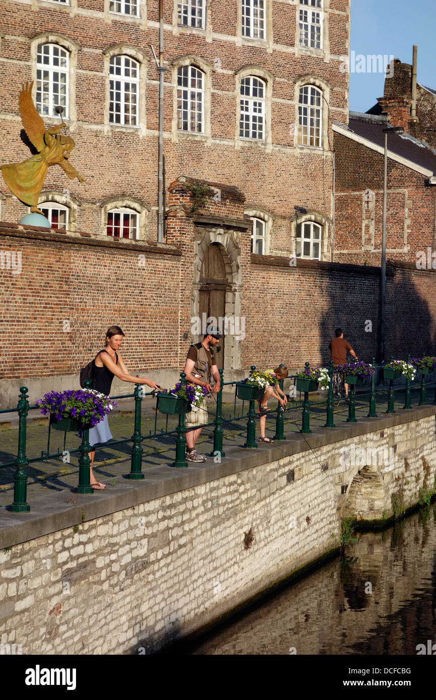 Famille d'anlers la pêche à la ligne dans l'eau de la rivière Lieve le long de l'Augustijnenkaai à Gand, Flandre orientale, Belgique Banque D'Images