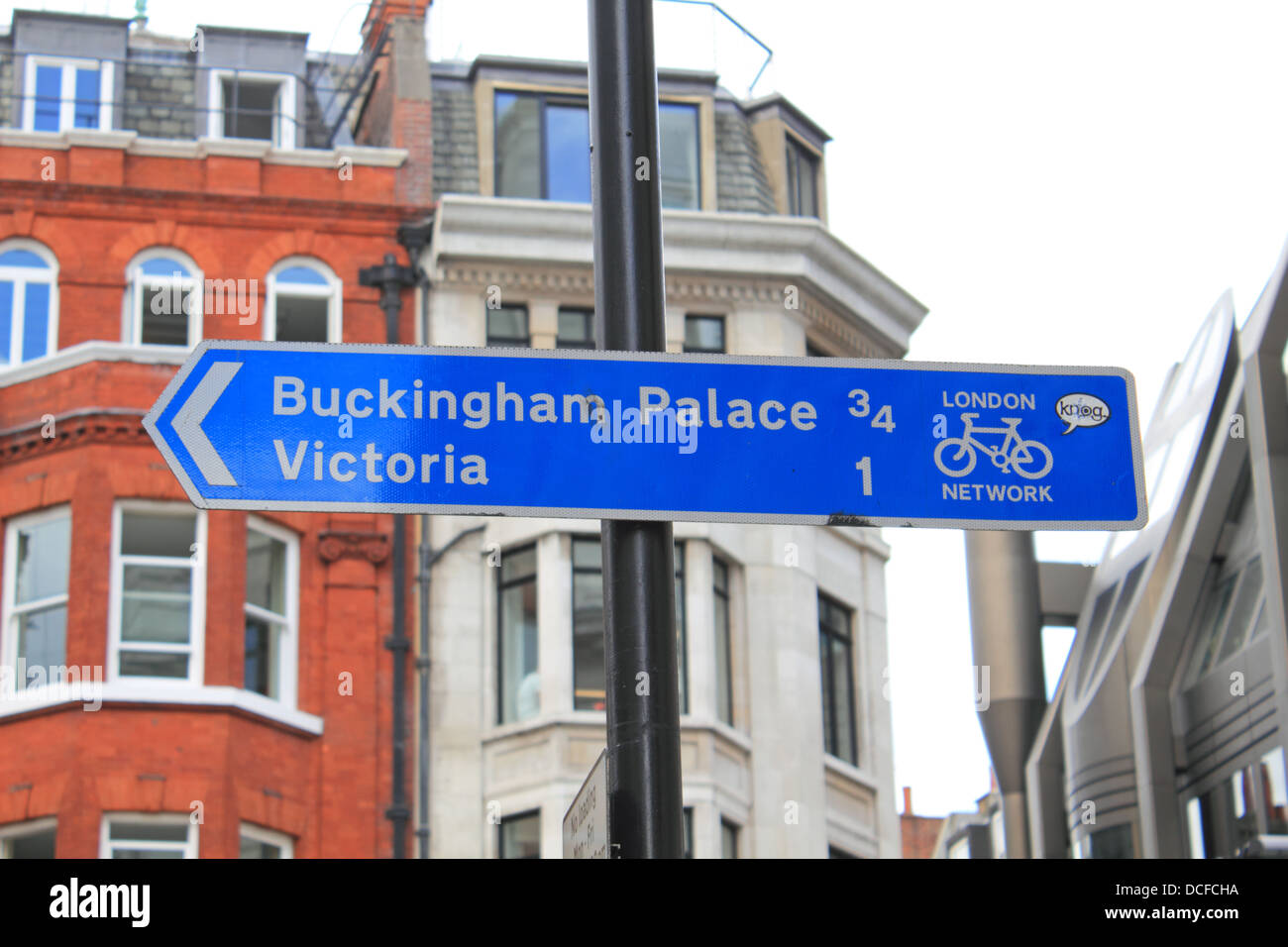 Réseau London cycling route signer avec la direction et la distance à Buckingham Palace et Victoria. London UK. Banque D'Images