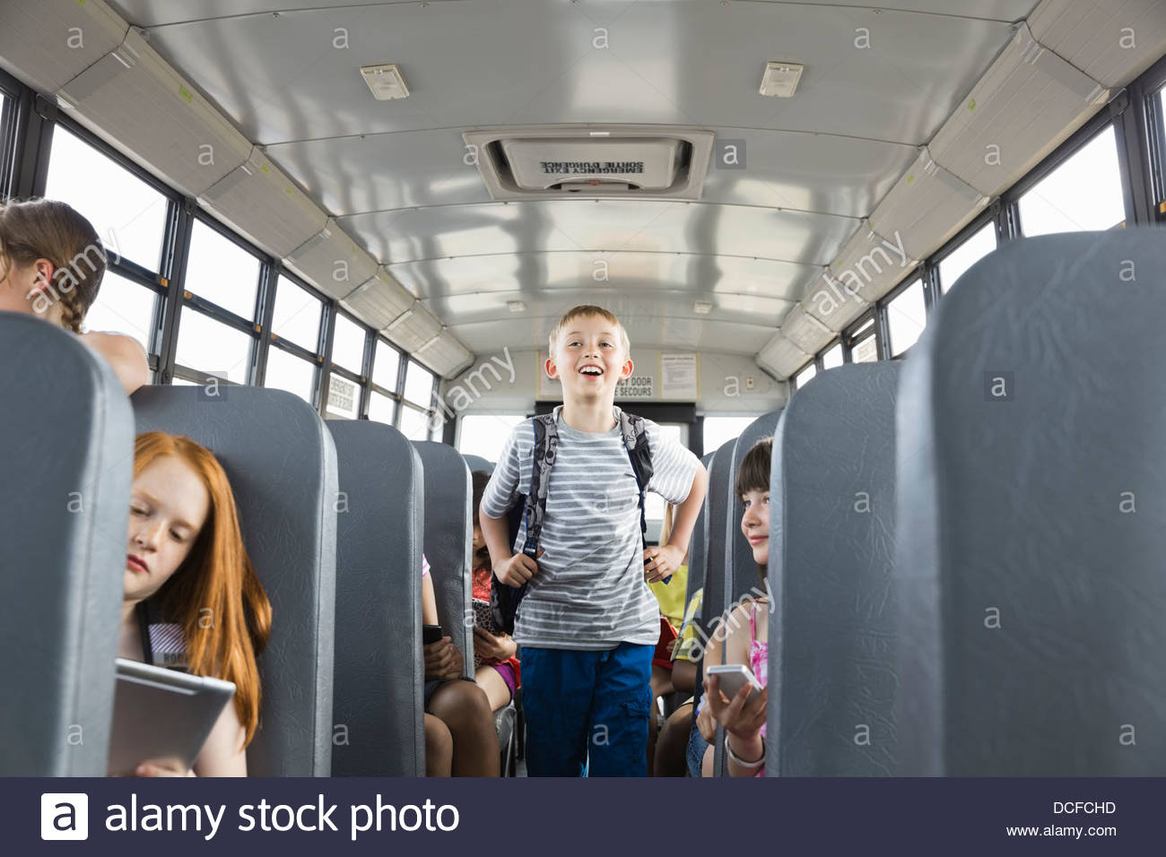 assis-dans-un-autobus-scolaire-banque-de-photographies-et-d-images