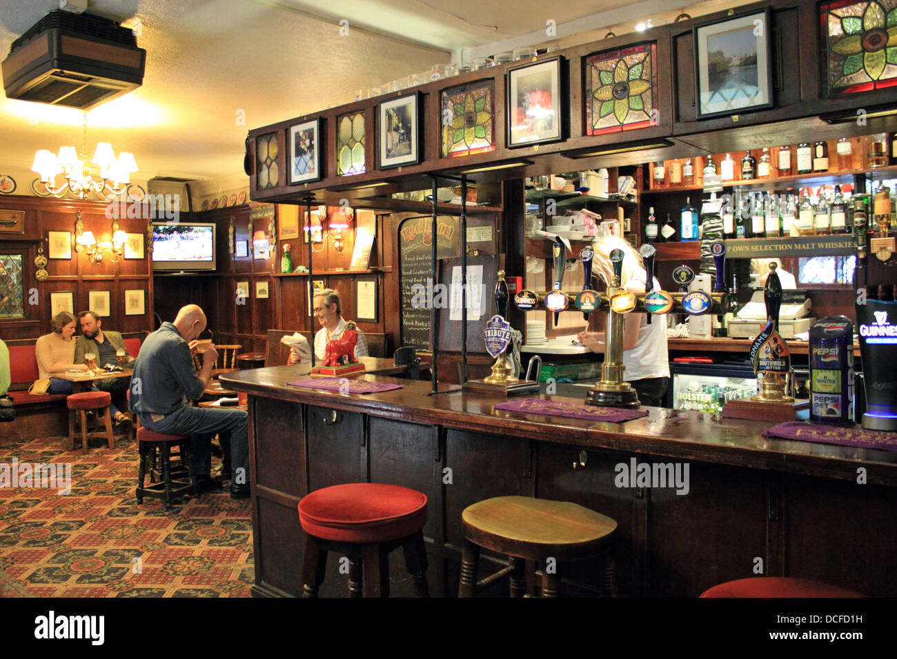 Le Red Lion Pub historique au passage de la Couronne, St James's, London England UK. Banque D'Images