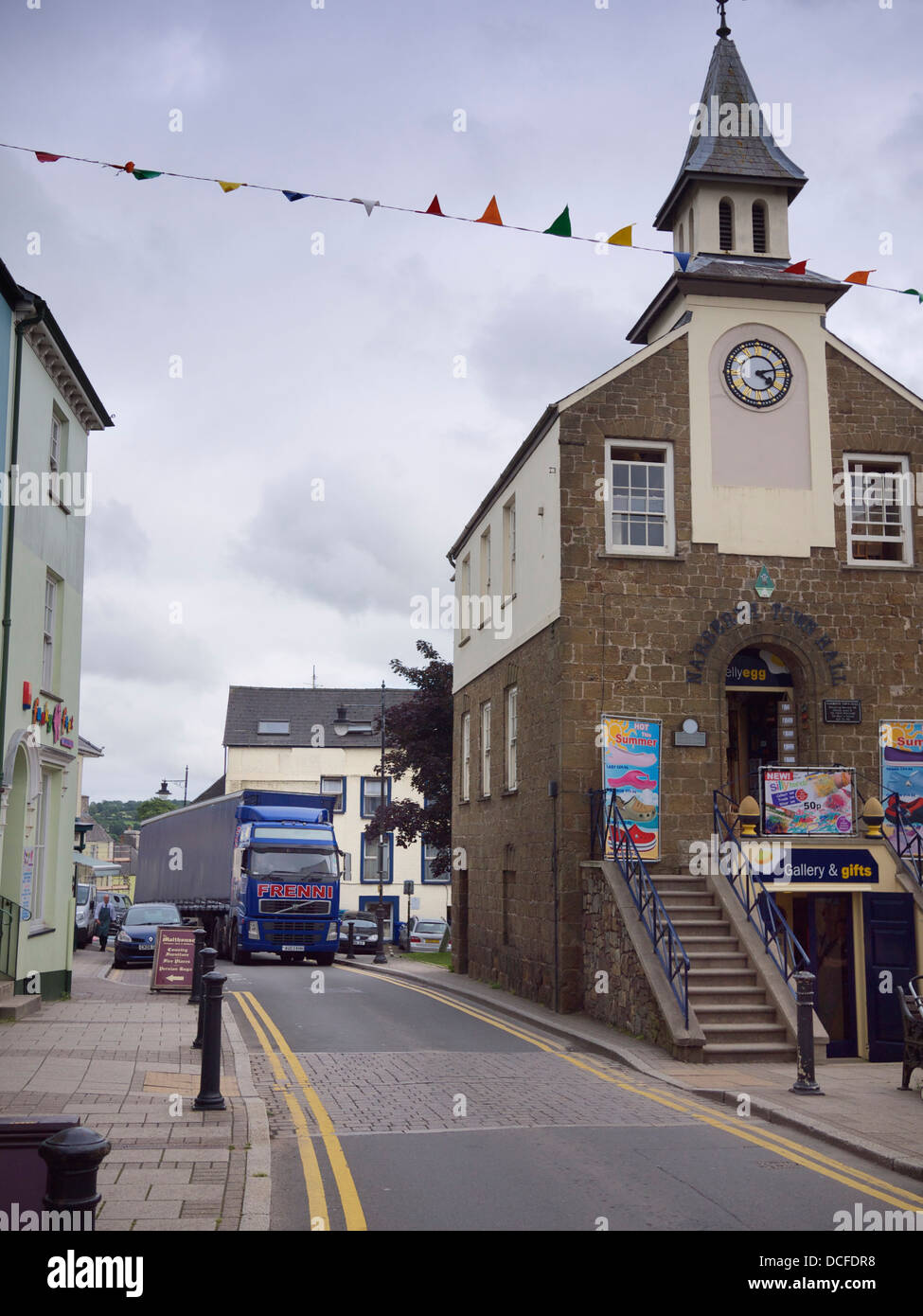 Camion négocie Narberth étroit High Street, dans le sud du Pays de Galles, Royaume-Uni. Les vieilles villes n'ont pas été conçues pour un tel trafic. Banque D'Images