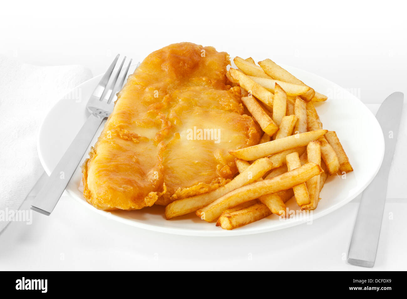 Fish and Chips sur un fond blanc. Les poissons frits dans une pâte avec une portion de frites fraîchement cuites ou frites. Banque D'Images