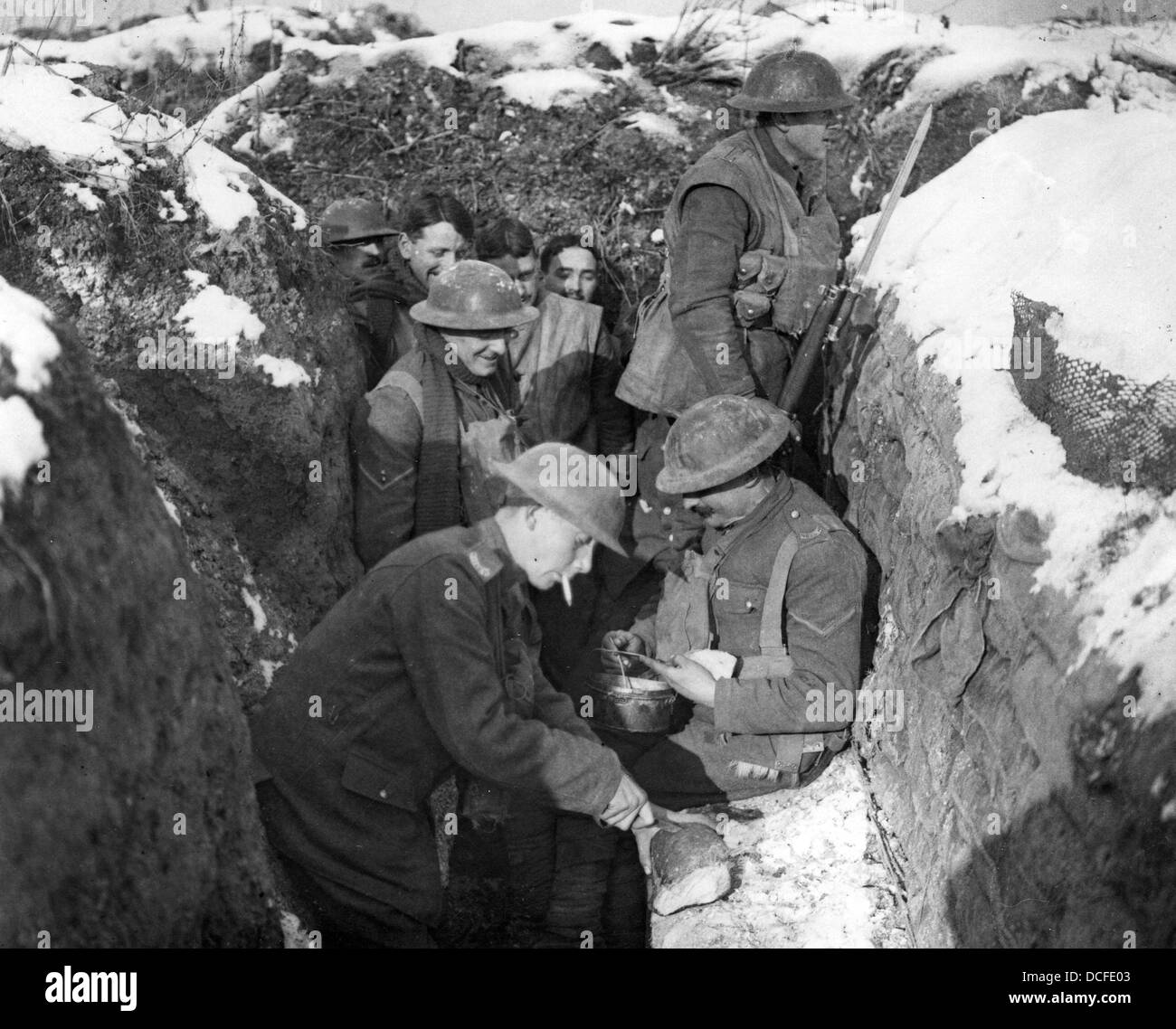 Grande Guerre. WW1 le pain est servi de troupes dans une tranchée de première ligne Banque D'Images