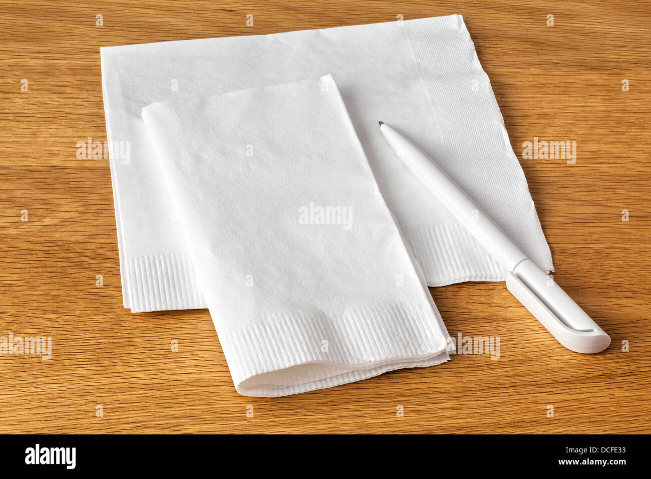 Serviette et stylo - Serviette ou serviette et un stylo sur la table, prêt à prendre note de votre dernière grande idée. Banque D'Images