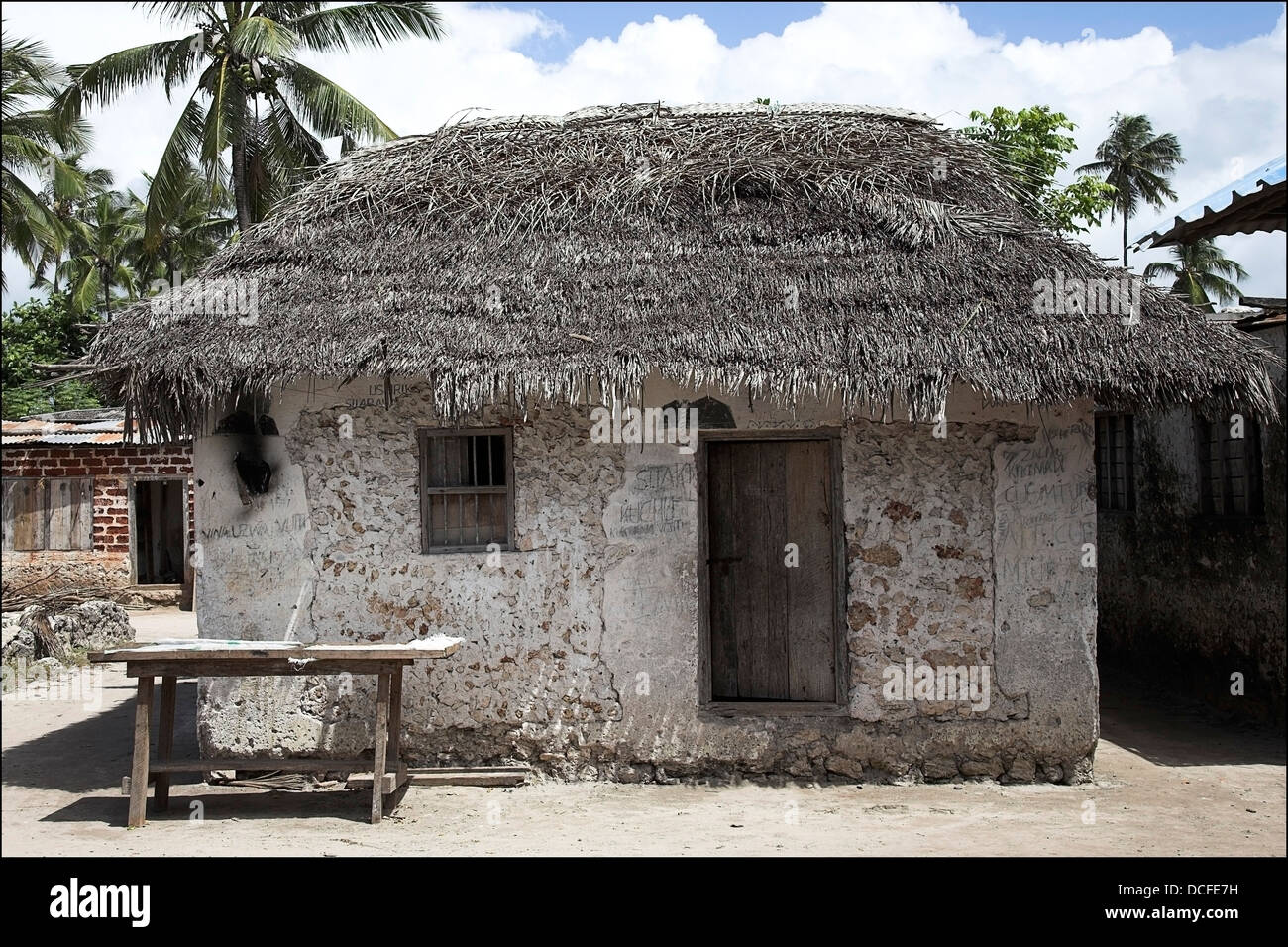 Village Hut avec toit de chaume ; Pwani Mchangani, Zanzibar, Afrique du Sud Banque D'Images