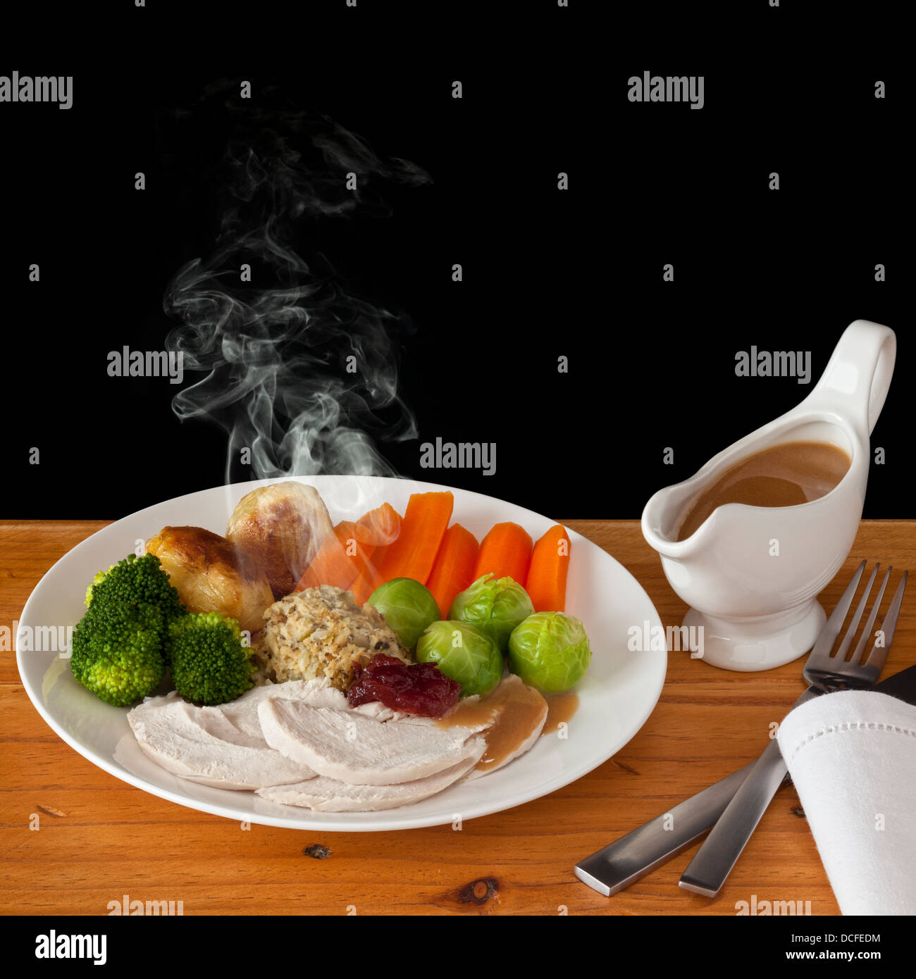 Poulet rôti - un dîner typique de Noël déjeuner avec l'augmentation de vapeur visible, avec l'espace pour votre propre texte. Banque D'Images