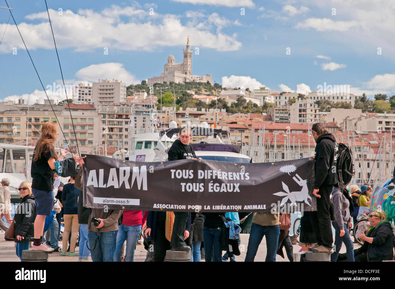 De jeunes manifestants ont déployé des banderoles à Vieux Port, Marseille, France. Banque D'Images