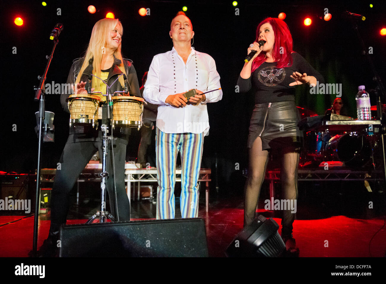 Birmingham UK. 15e Août 2013. Le groupe américain B52s en concert à Birmingham O2, UK, le 15 août 2013. La bande sur scène indiqués sont Fred Schneider, Cindy Wilson et Kate Pierson. Crédit : John Bentley/Alamy Live News Banque D'Images