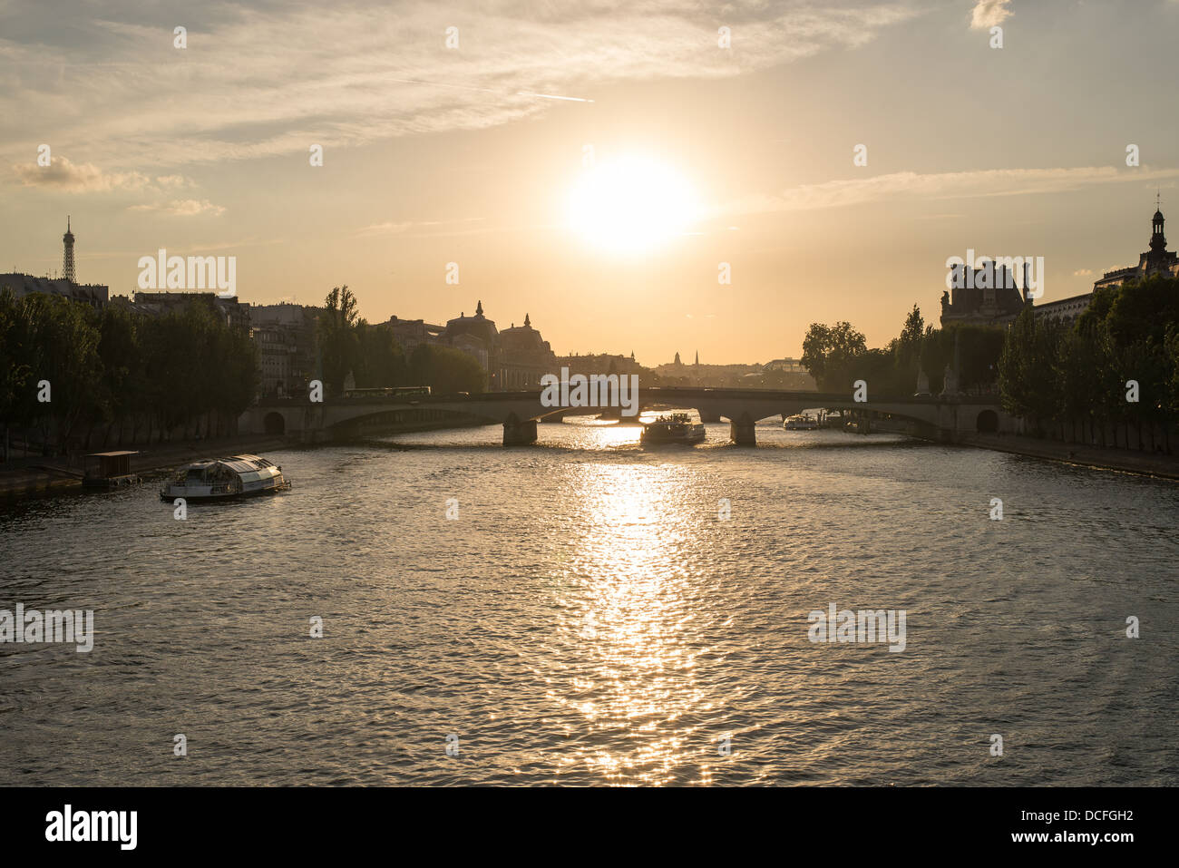 Coucher de soleil sur les ponts de paris Banque de photographies et  d'images à haute résolution - Alamy