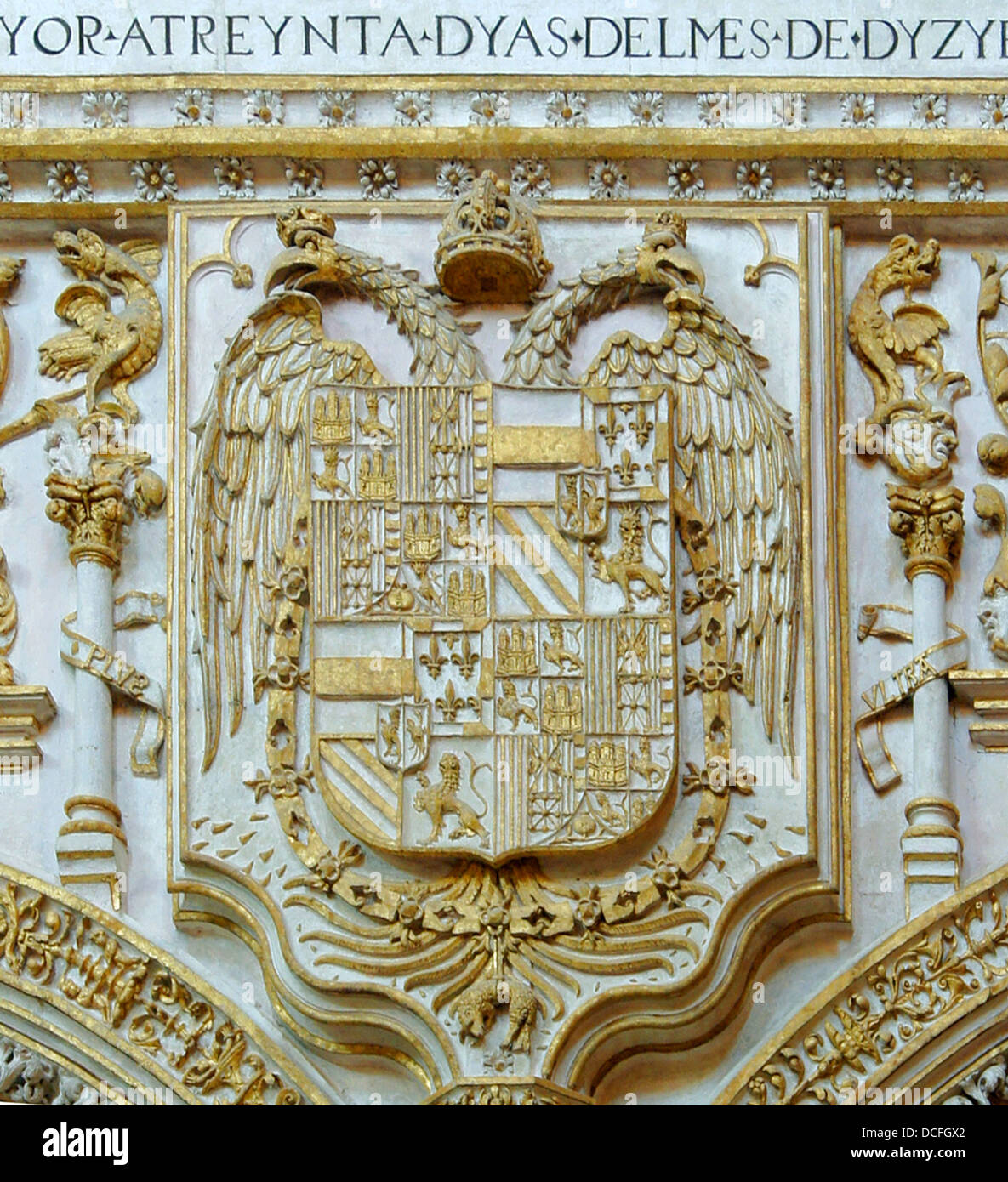 Armoiries du roi Charles 1er, roi d'Espagne, l'Empereur Charles V de l'Empire allemand, en stuc doré, début de Banque D'Images