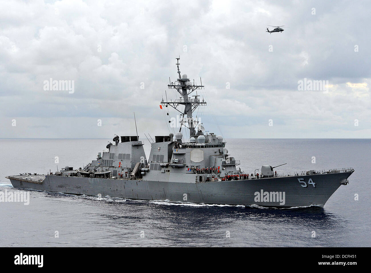US Navy destroyer lance-missiles USS Curtis Wilbur lors d'opérations le 15 août 2013 dans la mer des Philippines. Banque D'Images