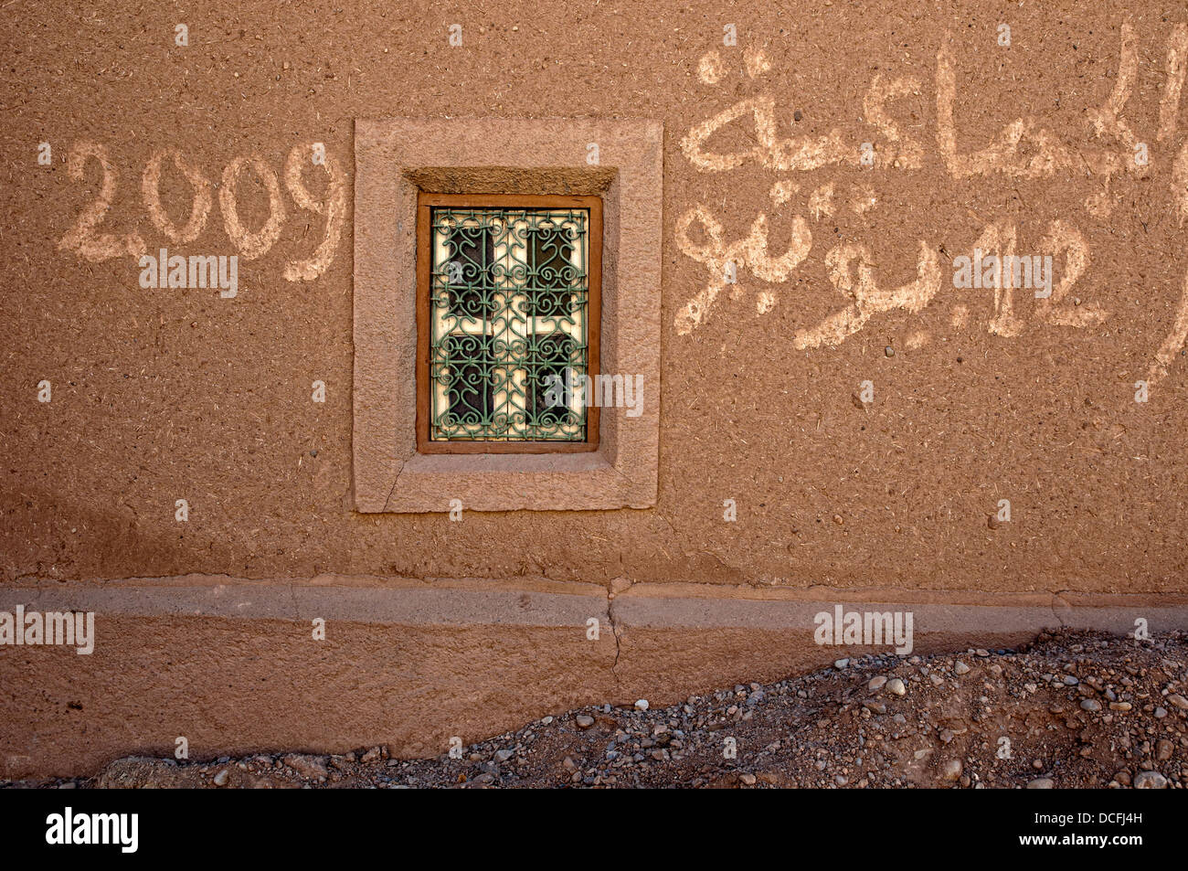 Fenêtre dans une maison traditionnelle en brique de boue. Vallée du Dadès, au Maroc Banque D'Images