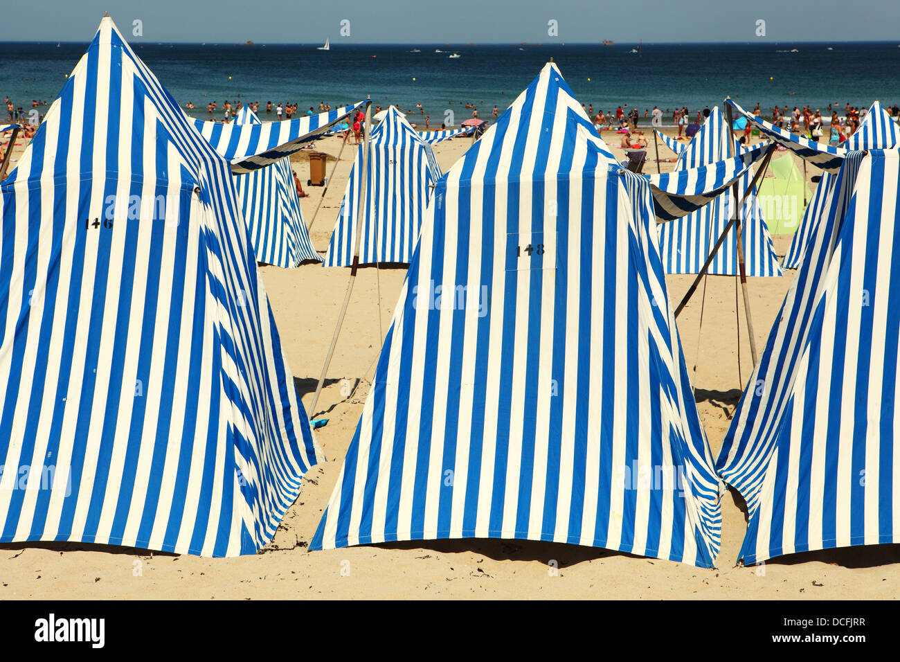 Tentes de plage dans les rangées pour le logement et la protection des renseignements personnels Banque D'Images