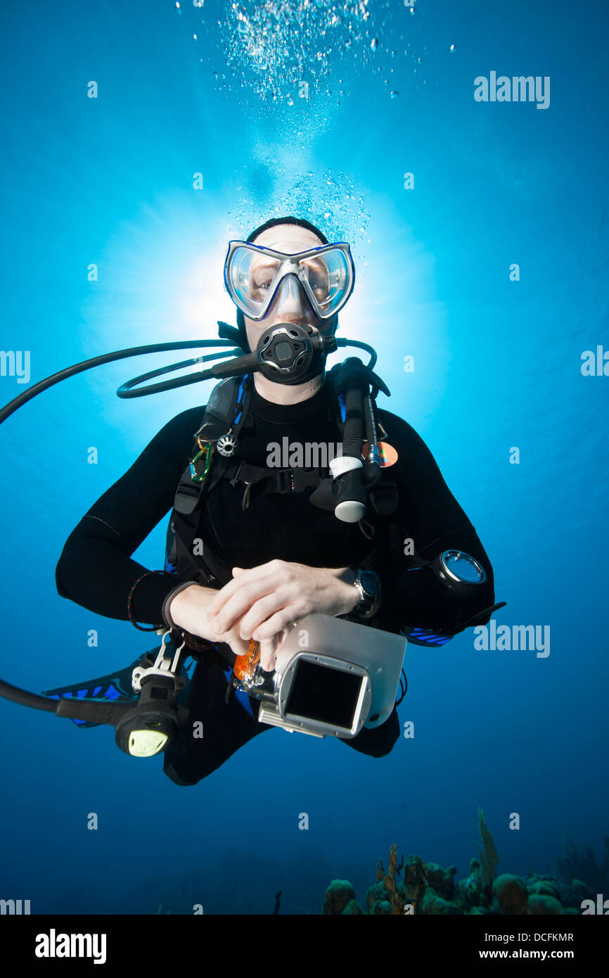 Plongée sous marine natation sur un récif de coraux tropicaux de l'île de Roatan, Honduras. Banque D'Images